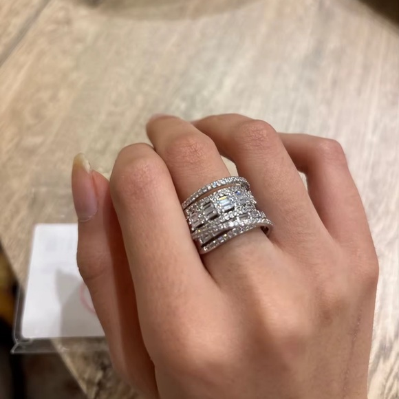 Elegant Zirconia Diamond Crystal Band Silver Ring - Picture 10 of 16